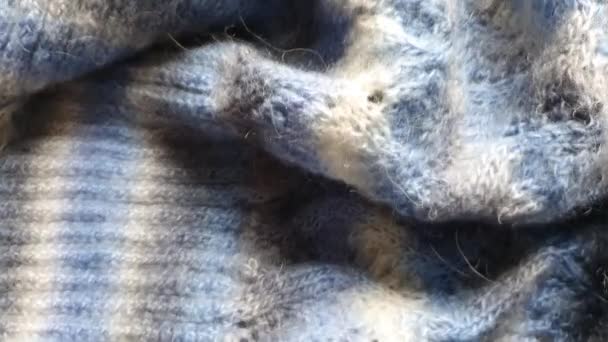用渐变纱毛衣和细线织毛衣和细线织造。 环路。 编织是一种业余爱好。 针织配饰. — 图库视频影像