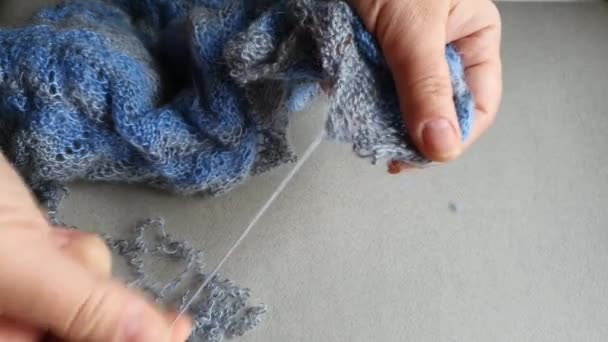 Tricoter à partir d'un fil dégradé de pulls et de fils pour tricoter en gros plan. Des boucles. Tricoter comme passe-temps. Accessoires pour tricot .