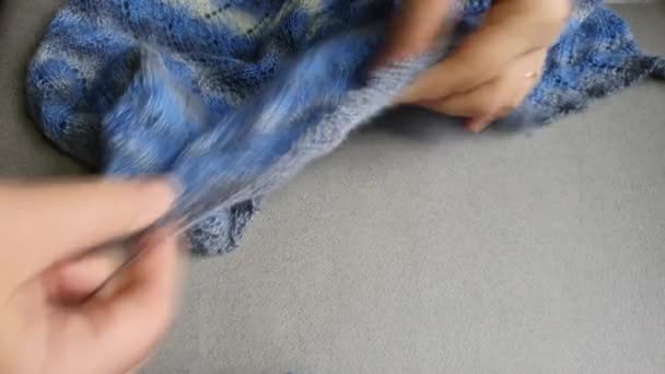 Вязание из градиентной пряжи свитеров и нитей для вязания крупным планом. Петли. Вязание как хобби. Аксессуары для вязания . — стоковое видео