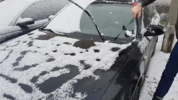 Auto Schoonmaken Die Aan Het Sneeuwen Winter Koude Ochtend Zwarte — Stockvideo