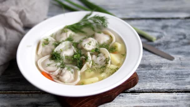 Zuppa Con Gnocchi Uno Sfondo Legno Grigio Top Con Aneto — Video Stock