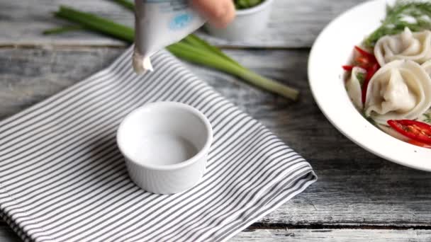 Plato Con Sopa Fondo Con Lado Centro Hay Tazón Blanco — Vídeo de stock