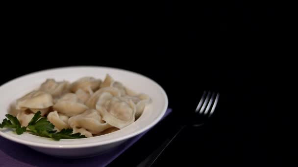 Khinkali Caliente Con Espinacas Plato Blanco Parte Superior Hay Trozos — Vídeo de stock