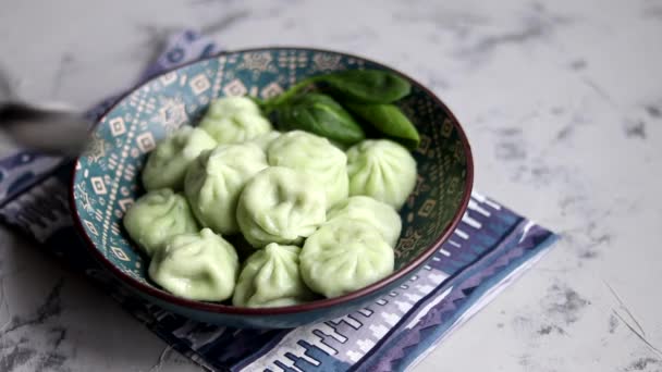 Khinkali Hervido Hecho Masa Con Espinacas Adornado Con Chile Rojo — Vídeo de stock