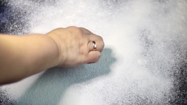 Mąka Jest Posypana Stół Narysowali Nim Serce Palcem Walentynki Ciemne — Wideo stockowe