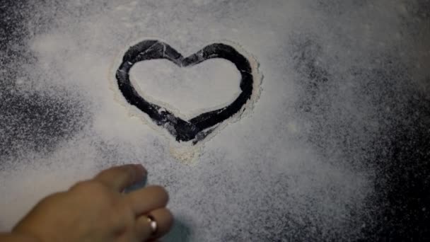 Farina Cosparsa Sul Tavolo Disegnano Cuore Con Dito San Valentino — Video Stock