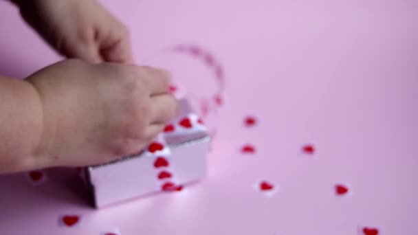 Dárek Balení Den Matek Valentýna Nebo Narozeniny Růžovém Pozadí Nádherná — Stock video