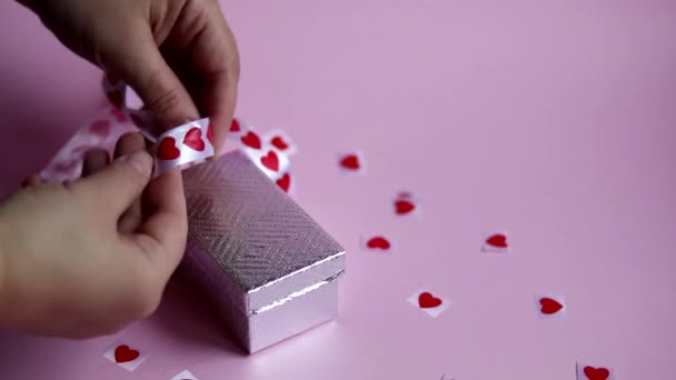 Cadeau Verpakking Voor Moederdag Valentijnsdag Verjaardag Een Roze Achtergrond Prachtig — Stockvideo