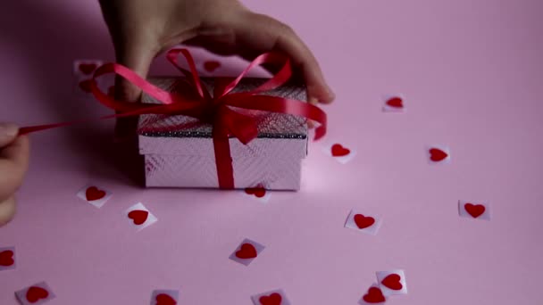 ピンクの背景に母の日 バレンタインデーや誕生日のための梱包に贈り物 美しい明るいリボン — ストック動画