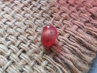 Çuval bezinin üzerinde yakın plan nar tohumları var. Makro atış. Sağlıklı beslenme Vitamin suyu.