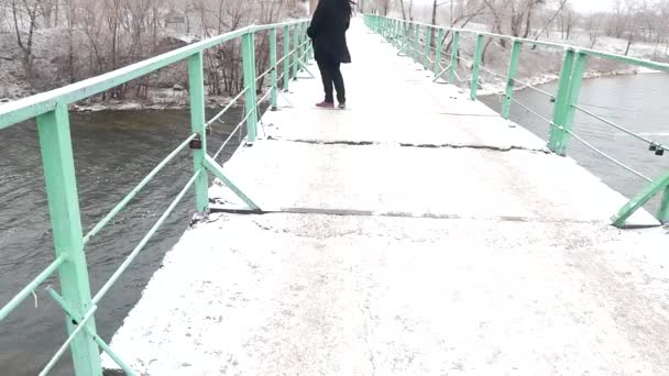 Nature Hivernale Hiver Anormal Eau Coule Dans Rivière Gèle Pas — Video