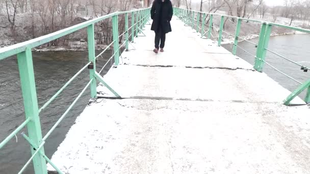 Nature Hivernale Hiver Anormal Eau Coule Dans Rivière Gèle Pas — Video