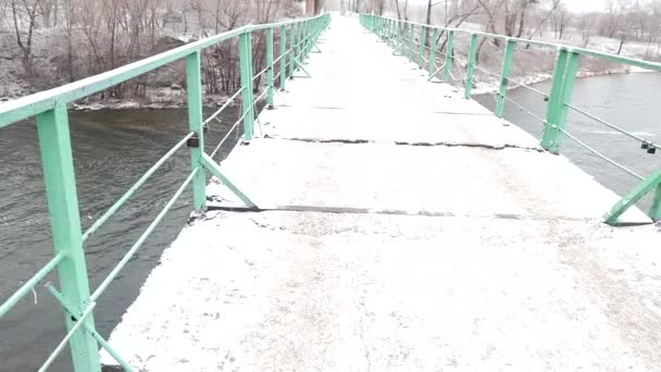 Зимняя Природа Аномальная Зима Вода Течет Реке Замерзает Снега Мало — стоковое видео