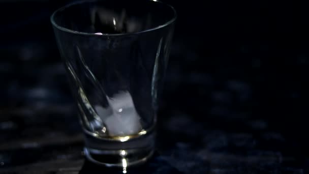 A jeget sötét alapon átlátszó pohárba öntik. Aztán barna szódavizet és limonádét öntenek ugyanoda..