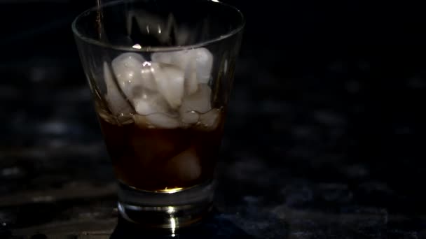 Hielo Vierte Vaso Transparente Sobre Fondo Oscuro Luego Soda Marrón — Vídeo de stock