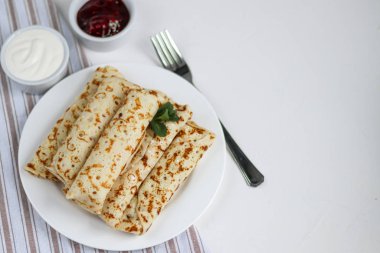 Ev yapımı süzme peynirli krep. Ekşi süt mayalanmış ürün. Sağlıklı, lezzetli kahvaltı. Ekşi krema ve ahududu reçeli.