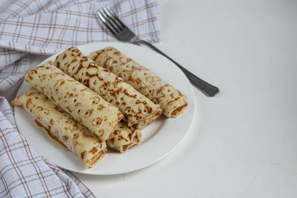 Palačinky s domácím tvarohem. Kvašený produkt z kyselého mléka. Zdravé, lahodné snídaně. S kyselou smetanou a malinovou marmeládou. — Stock fotografie