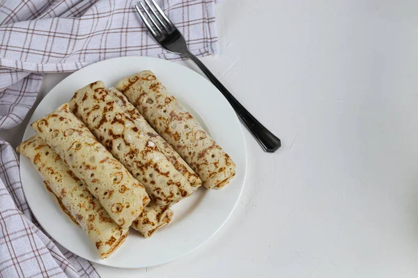 Palačinky s domácím tvarohem. Kvašený produkt z kyselého mléka. Zdravé, lahodné snídaně. S kyselou smetanou a malinovou marmeládou. — Stock fotografie