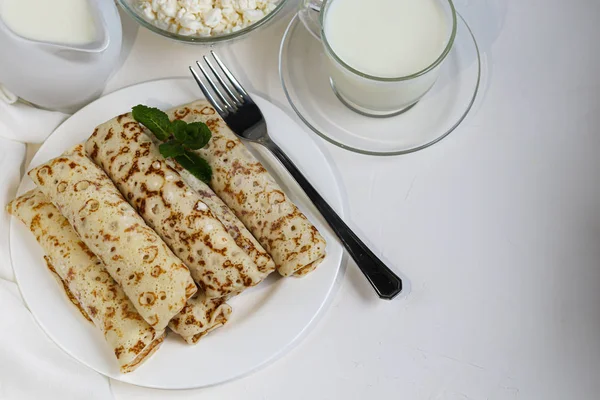 Palačinky s domácím tvarohem. Kvašený produkt z kyselého mléka. Zdravé, lahodné snídaně. S kyselou smetanou a malinovou marmeládou. — Stock fotografie