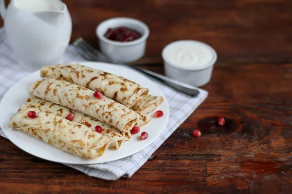 Palačinky s domácím tvarohem. Kvašený produkt z kyselého mléka. Zdravé, lahodné snídaně. S kyselou smetanou a malinovou marmeládou. — Stock fotografie