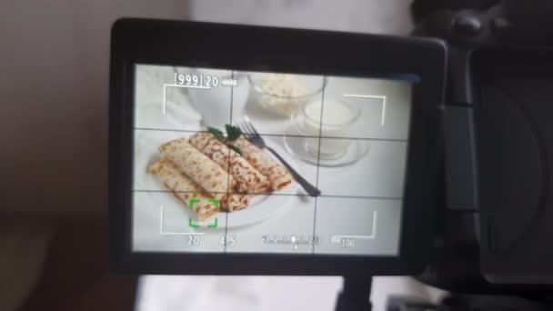 Proses Menembak Pancake Untuk Menu Refleksi Dalam Bidikan Dari Kamera — Stok Video