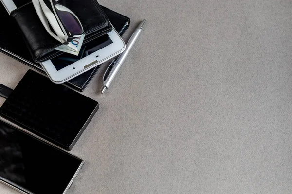 Üzerinde gerekli eşyalar olan gri bir yüzey. Kalemle günlük, Samsung telefonu. Bir fincan beyaz kahve. Kopyalama alanı olan üst görünüm,