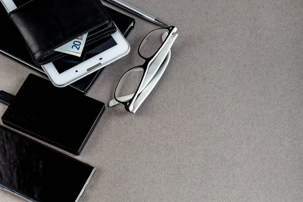 Üzerinde gerekli eşyalar olan gri bir yüzey. Kalemle günlük, Samsung telefonu. Bir fincan beyaz kahve. Kopyalama alanı olan üst görünüm,