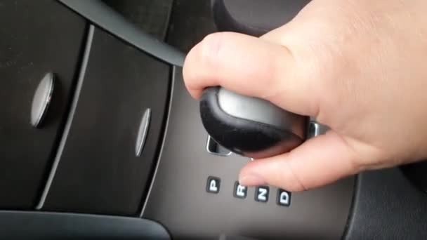 Schakelknop in een auto met automatische versnellingsbak. — Stockvideo