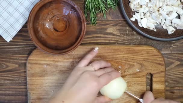 Krájení Ingrediencí Rýžovou Mísu Zeleninou Vegetariánské Jídlo Houby Mrkvová Cibule — Stock video