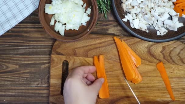 Нарезка Ингредиентов Рисового Блюда Овощами Вегетарианские Блюда Грибы Лук Морковки — стоковое видео