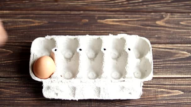 Αυγά Κοτόπουλου Ξύλινο Τραπέζι Χάρτινο Κιόσκι Γεωργικά Φυσικά Προϊόντα Ετοιμάζομαι — Αρχείο Βίντεο