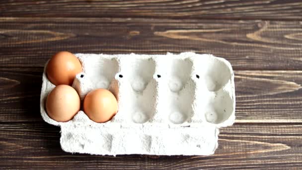 Huevos Pollo Una Mesa Madera Soporte Papel Productos Naturales Agrícolas — Vídeo de stock