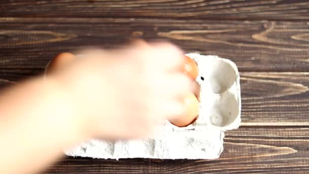 Hühnereier Auf Einem Holztisch Einem Papierständer Landwirtschaftliche Naturprodukte Immer Bereit — Stockvideo