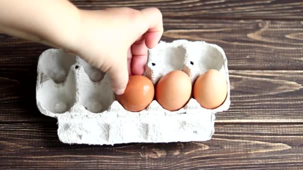 Ouă Pui Masă Lemn Într Suport Hârtie Produse Naturale Agricole — Videoclip de stoc