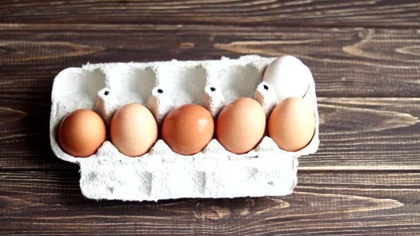 Huevos Pollo Una Mesa Madera Soporte Papel Productos Naturales Agrícolas — Vídeos de Stock