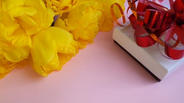 Boeket Gele Tulpen Voor Feestdagen Vrouwendag Valentijnsdag Naamdag Een Roze — Stockvideo