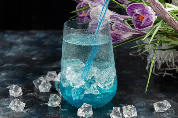 Cocktail Met Blauwe Drank Ijs Feestdrankje Voor Vrouwendag Verjaardag Pasen — Stockfoto
