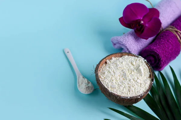 Miktarı ölçmek için yarım hindistan cevizli kolajen tozu ve kaşık. Fazladan protein alımı. Güzellik ve sağlık için doğal takviyeler. Kolajen bazlı bitki konsepti. Flatlay, üst manzara. Boşluğu kopyala