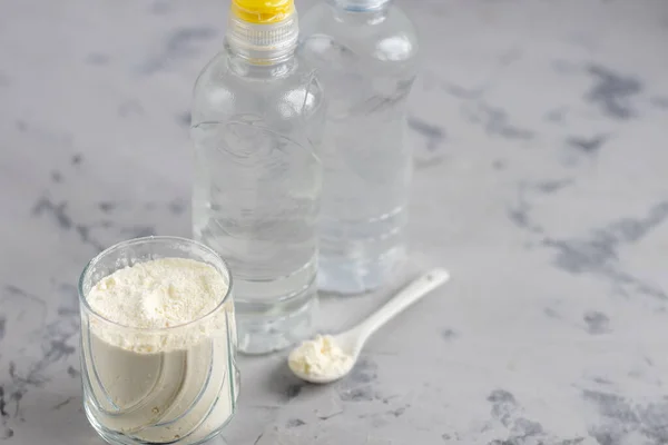 Kolajen tozu şeffaf bir kasede, ölçmek için bir kaşıkla birlikte. Fazladan protein alımı. Güzellik ve sağlık için doğal takviyeler. Kolajen bazlı bitki konsepti. Flatlay, üst manzara. Boşluğu kopyala