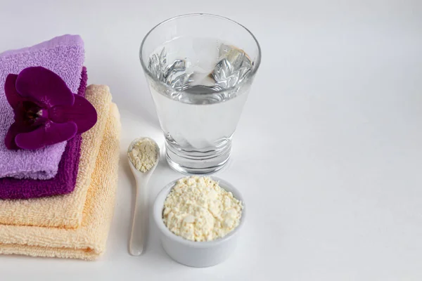 Kolajen tozu şeffaf bir kasede, ölçmek için bir kaşıkla birlikte. Fazladan protein alımı. Güzellik ve sağlık için doğal takviyeler. Kolajen bazlı bitki konsepti. Flatlay, üst manzara. Boşluğu kopyala