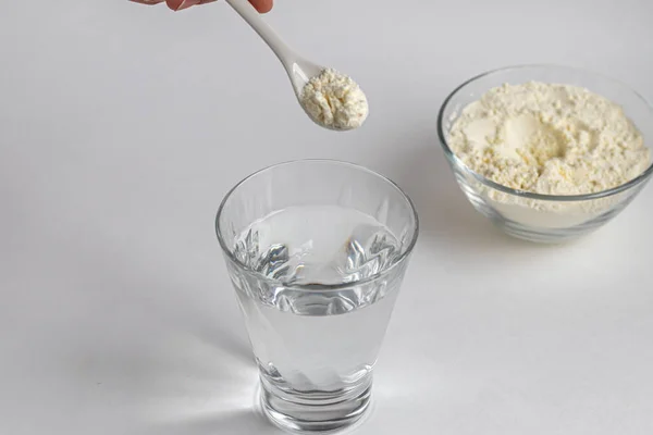 Kolajen tozu ölçüm kaşığıyla bir bardağa konur. Dondurulmuş kare Ek protein alımı. Güzellik ve sağlık için doğal takviyeler. Kolajen bazlı bitki konsepti. Flatlay, üst manzara. Boşluğu kopyala