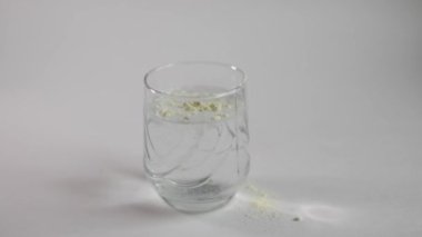 Kolajen tozu ölçüm kaşığıyla bir bardağa konur. Dondurulmuş kare Ek protein alımı. Güzellik ve sağlık için doğal takviyeler. Kolajen bazlı bitki konsepti. Flatlay, üst görünüm.