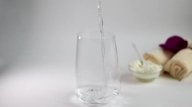 Kolajen tozu ölçüm kaşığıyla bir bardağa konur. Dondurulmuş kare Ek protein alımı. Güzellik ve sağlık için doğal takviyeler. Kolajen bazlı bitki konsepti. Flatlay, üst görünüm.