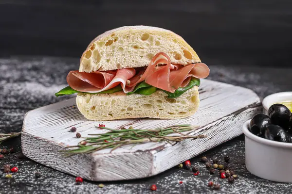 Sanduíche Ciabatta Com Salada Arugula Folhas Espinafre Bacon Uma Tábua — Fotografia de Stock