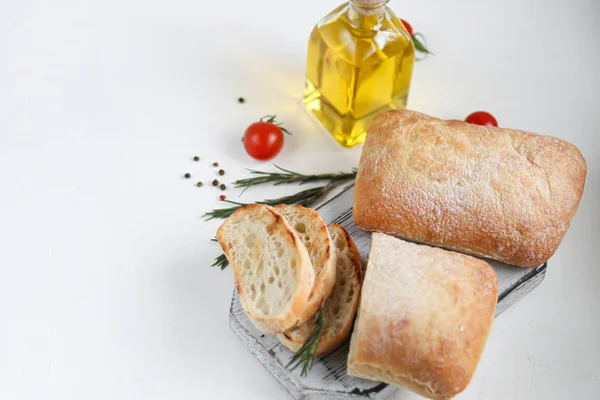 Ciabatta Com Alecrim Azeite Tomate Cereja Uma Tábua Madeira Fundo — Fotografia de Stock