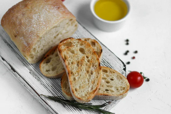 Ciabatta Con Romero Aceite Oliva Tomates Cherry Sobre Una Tabla — Foto de Stock