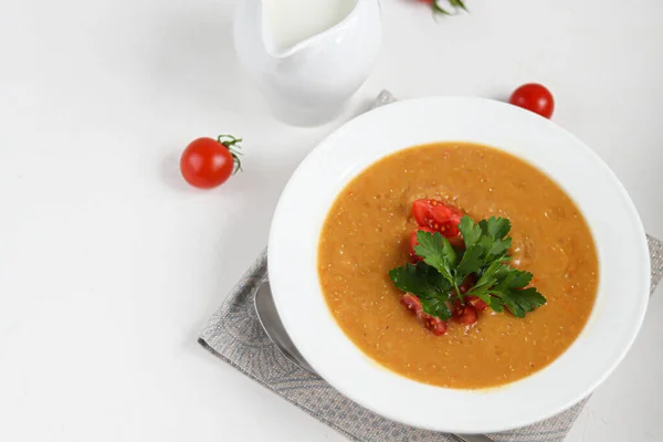 Groentesoep Met Linzen Een Witte Achtergrond Geserveerd Met Gehakte Kerstomaten — Stockfoto