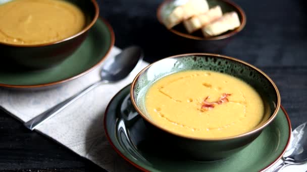 Sopa Lentilha Fundo Madeira Servido Com Bacon Fatiado Ervas Perto — Vídeo de Stock