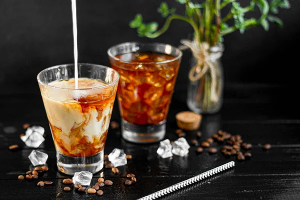 Café Helado Vaso Alto Con Leche Trozos Hielo Sobre Fondo — Foto de Stock