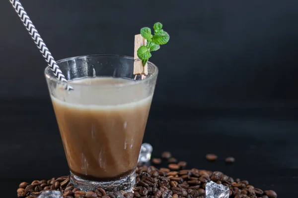 Café Gelado Copo Alto Com Leite Pedaços Gelo Num Fundo — Fotografia de Stock